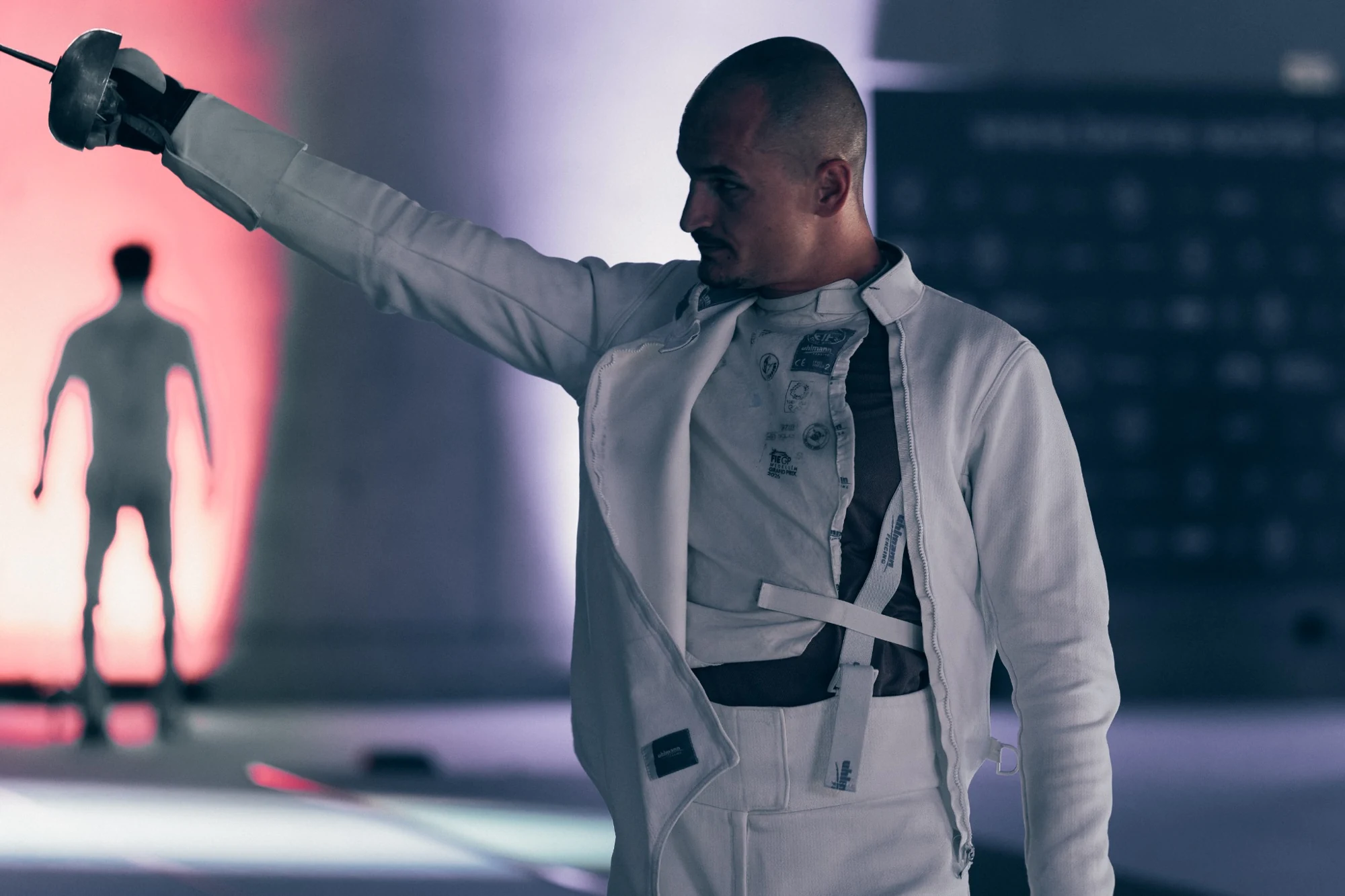 Lucas Malcotti salue, son épée levée.