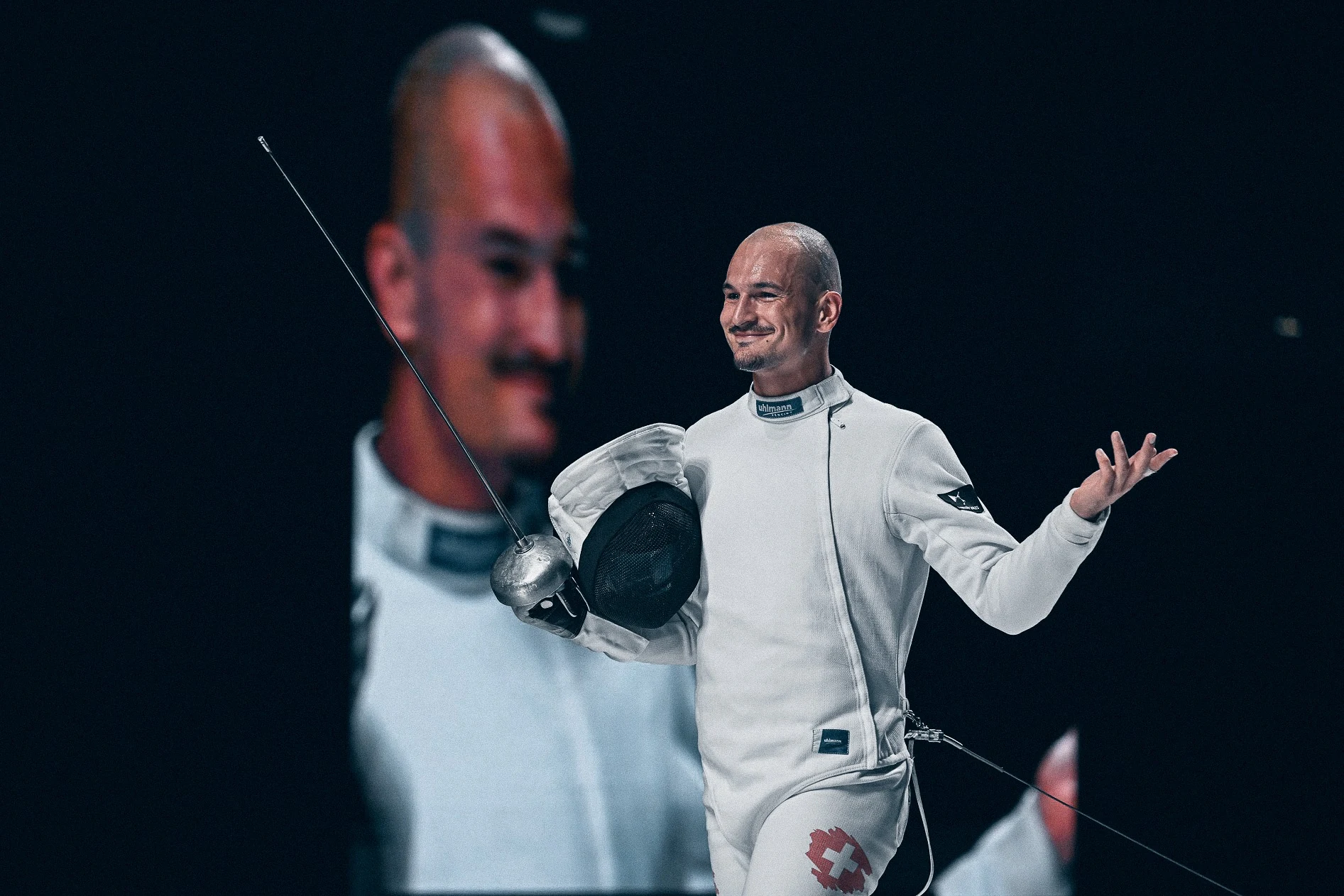 Lucas Malcotti souriant, son masque à la main.